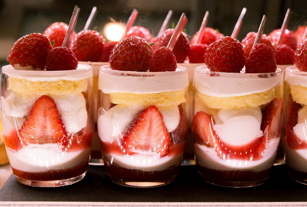 Vaso de fresas con crema listo para entregar en un negocio de postres en Puerto Rico