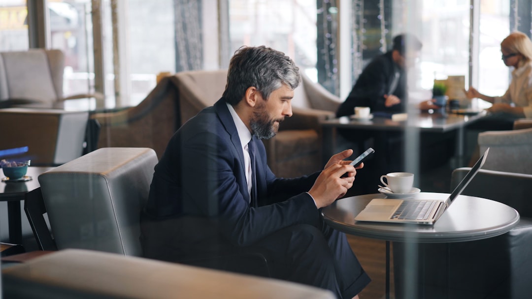 Puny.bz vs Catálogo de WhatsApp Business: La Solución para Emprendedores Saturados